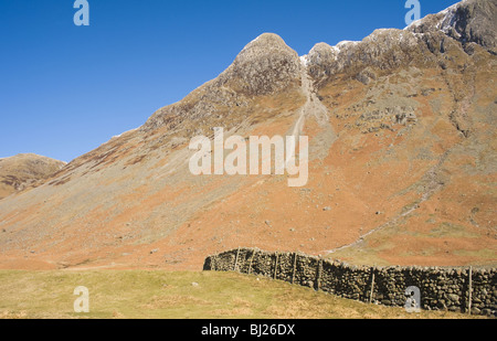 Hecht von scheut Berg im Langdale Pikes mit Lakeland Steinmauer Seenplatte Dungeon Ghyll Cumbria Englad UK Stockfoto