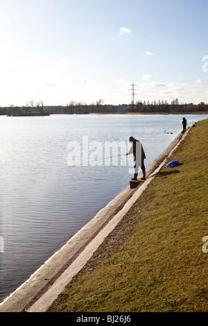 Fischer in Walthamstow Stauseen London England zu fliegen. Stockfoto