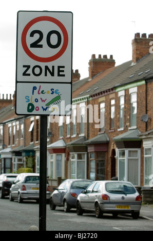 20 Meilen pro Stunde Zeichen in einer Straße in Hull, UK. Stockfoto