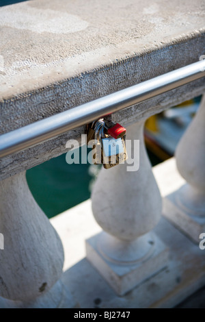 Ein Detail eines Vorhängeschlosses auf einer Brücke Scalzi in Venedig Stockfoto