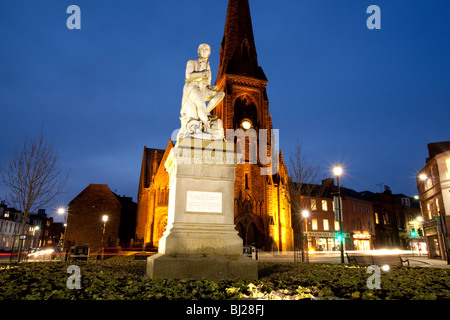 Der Dichter Robert Burns Statue in Dumfries Stadtzentrum mit Greyfriars Kirche hinter nachts Scotland UK Stockfoto