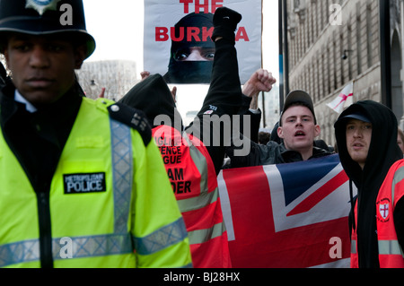 English Defence League (EDL) März in London zur Unterstützung der rechtsextreme holländische islamophobe Politiker Geert Wilders. Stockfoto