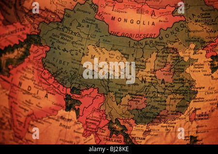 Ein Detail-Foto der Welt wie auf einem antiken Globus dargestellt. Mit Schwerpunkt auf China. Stockfoto