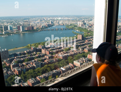 Ein Junge, der Blick auf einen Blick auf den Charles River von der Aussichtsplattform Skywalk im Prudential Center, Boston USA Stockfoto