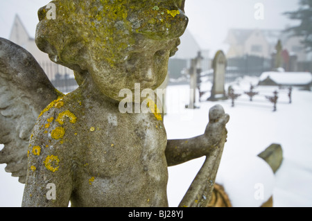 Statue von Engel, Kirchhof, Str. Pauls Kirche, Whiteshill, Stroud, Gloucestershire, UK Stockfoto