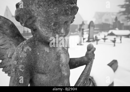 Statue von Engel, Kirchhof, Str. Pauls Kirche, Whiteshill, Stroud, Gloucestershire, UK Stockfoto