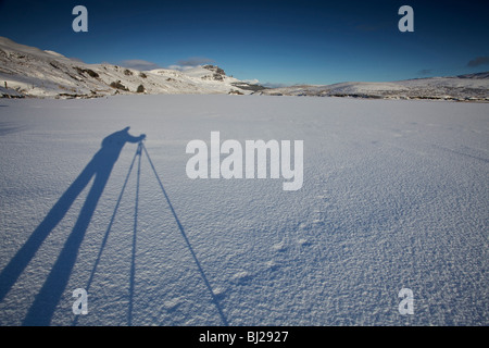 Des Fotografen Schatten auf dem Schnee, Loch Fada, Storr, Isle Of Skye, Schottland Stockfoto