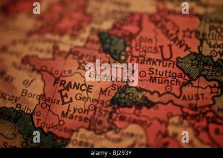 Ein Detail-Foto der Welt wie auf einem antiken Globus dargestellt. Mit Schwerpunkt auf Frankreich. Stockfoto