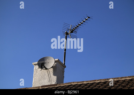 Televsion Antenne und Sat-Antenne auf Dach Stockfoto