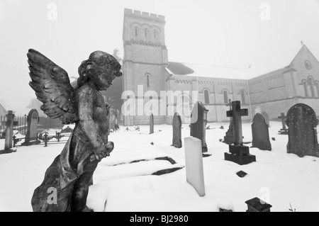 Statue von Engel, Kirchhof, Str. Pauls Kirche, Whiteshill, Stroud, Gloucestershire, UK Stockfoto