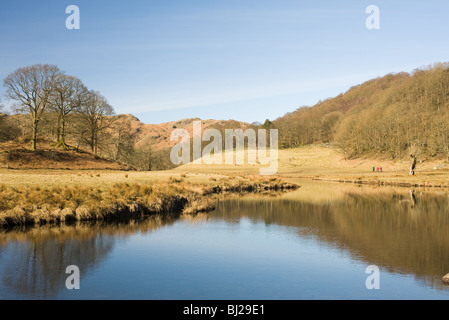 Reflexionen in den Fluß Brathay Skelwith Brücke mit Cumbrian Mountains Seenplatte Cumbria England Großbritannien Stockfoto