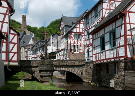 gerahmte Holzhäuser, Fluss Elz, Monreal, Eifel, Rheinland-Pfalz, Deutschland Stockfoto