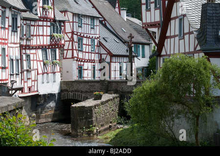 Fachwerk Häuser, Fluss Elz, Brücke, Monreal, Eifel, Rheinland-Pfalz, Deutschland Stockfoto