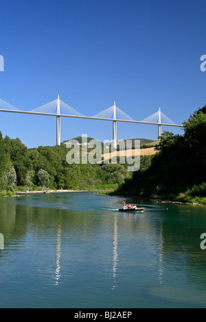 Das Viadukt von Millau und der Tarn. Occitanie, Frankreich Stockfoto