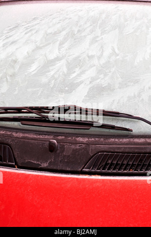 Gefrorene Windschutzscheibe des roten Smart Car im Januar in Bournemouth, Dorset UK Stockfoto