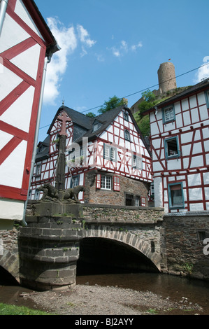 gerahmte Holzhäuser, Fluss Elz, Monreal, Eifel, Rheinland-Pfalz, Deutschland Stockfoto