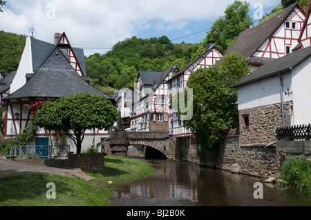 gerahmte Holzhäuser, Fluss Elz, Monreal, Eifel, Rheinland-Pfalz, Deutschland Stockfoto