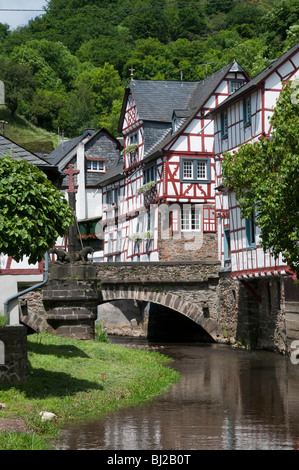 gerahmte Holzhäuser, Fluss Elz, Monreal, Eifel, Rheinland-Pfalz, Deutschland Stockfoto