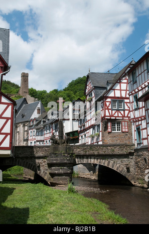 gerahmte Holzhäuser, Fluss Elz, Monreal, Eifel, Rheinland-Pfalz, Deutschland Stockfoto