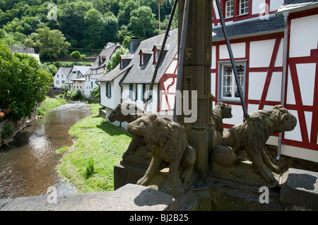 gerahmte Holzhäuser, Fluss Elz, Monreal, Eifel, Rheinland-Pfalz, Deutschland Stockfoto