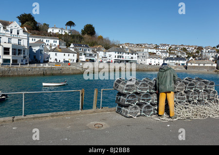 Ein Fischer mit Hummer-Töpfe auf dem Kai in St. Mawes, Cornwall UK. Stockfoto