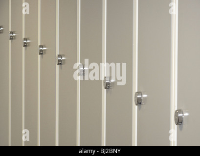 Schließfächer in einem Umkleideraum hautnah. Stockfoto