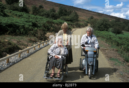 Rollstuhlfahrer auf speziell konstruierten Zugriffspfad auf die Stiperstones National Nature Reserve Shropshire, England Stockfoto