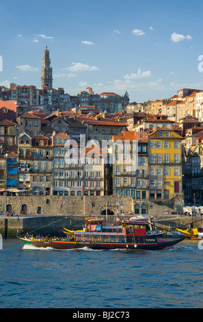 Portugal, Porto, die Ribeira Bezirk und Douro-Fluss mit einer Portwein-barge Stockfoto