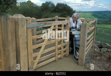 Angetriebenen Scooters mit Tor auf Zugriffspfad auf die Stiperstones National Nature Reserve Shropshire, England Stockfoto