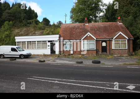 Stillgelegte und verlassene suchen ehemalige Little Chef Restaurant, aufgegeben, als die neue Autobahn eröffnet. Stockfoto