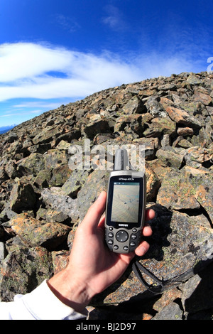 Wanderer mit GPS-Gerät, Hudson Bay Mountain, Smithers, Britisch-Kolumbien Stockfoto