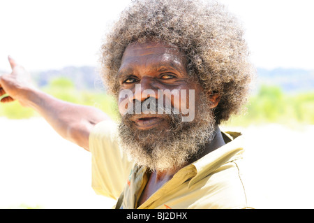 Aborigine-Mann zeigt auf Böschungen im Arnhem Land, Northern Territory, Australien Stockfoto