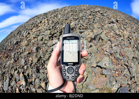 Wanderer mit GPS-Gerät, Hudson Bay Mountain, Smithers, Britisch-Kolumbien Stockfoto