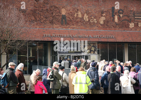 Menschen Schlangestehen vor das Potteries Museum und die Kunstgalerie, Stoke, Staffordshire Hoard Anglo Saxon Artefakte zu sehen Stockfoto