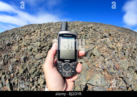 Wanderer mit GPS-Gerät, Hudson Bay Mountain, Smithers, Britisch-Kolumbien Stockfoto