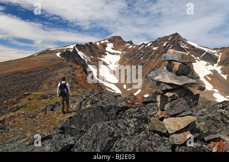 Wanderer auf Trail bis zur Hudson Bay Spitzberg, Smithers, Britisch-Kolumbien Stockfoto