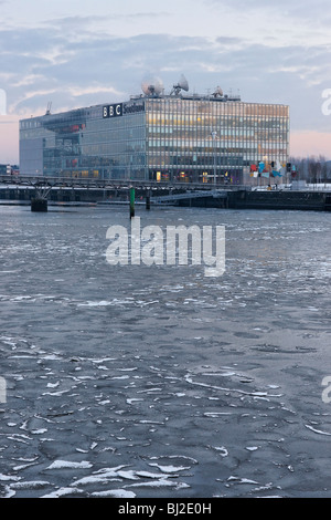 Das BBC Schottland Hauptquartier am Pacific Quay und den gefrorenen Fluss Clyde, Glasgow, Scotland, UK Stockfoto