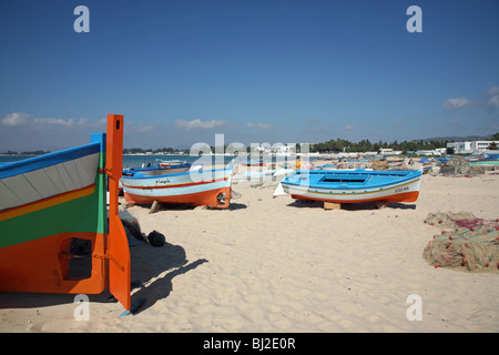 Bunten Boote am Strand von Hammamet, Tunesien, Nordafrika Stockfoto