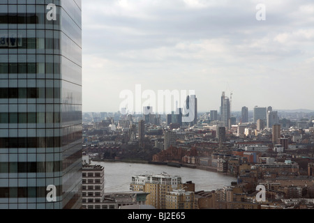 Blick über London vom 27. Stock der Barclays Bank, Canary wharf, mit einem Teil der HSBC Gebäude im Vordergrund Stockfoto