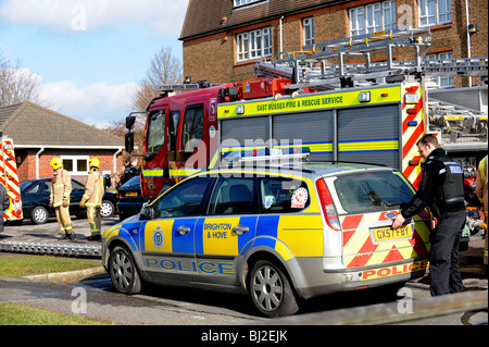 Polizei und Feuerwehr arbeiten am Unfallort einen schweren Hausbrand in Brighton Stockfoto
