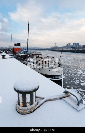 Paddel-Dampfer Waverley und einen gefrorenen Fluss Clyde an der Pacific Quay, Glasgow, Schottland, Großbritannien. Stockfoto