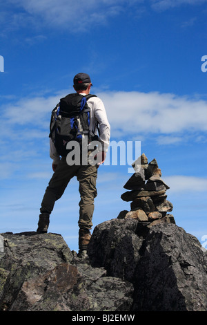 Wanderer und Rock Cairn auf Trail, Hudson Bay Mountain, Smithers, Britisch-Kolumbien Stockfoto