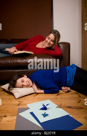 Mutter und Tochter gemeinsam zu Hause im Wohnzimmer entspannen Stockfoto