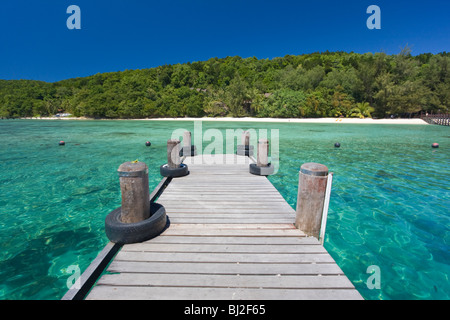 Steg auf Manukan Island in Sabah Borneo Malaysia mit türkisfarbenem Wasser, grüne Vegetation und weißen Sandstränden Stockfoto