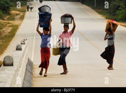 Karen Damen zu Fuß zum Fluss zum Waschen von Kleidung, Mae la Flüchtlingslager (thai-burmesischen Grenze), nördlich von Mae Sot, Provinz tak Stockfoto