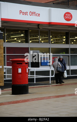 Postamt & ein älteres Ehepaar mit einem Chat außerhalb dieser Zweig in Solihull befindet sich in der Midlands England UK Stockfoto