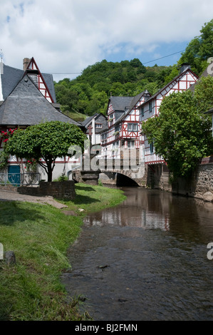 gerahmte Holzhäuser, Fluss Elz, Monreal, Eifel, Rheinland-Pfalz, Deutschland Stockfoto