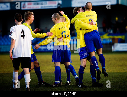 Warrington Stadt AFC-Spieler feiern ein Ziel während Ossett Albion Freischwinger Park in der Unibond North League unterhaltsam Stockfoto