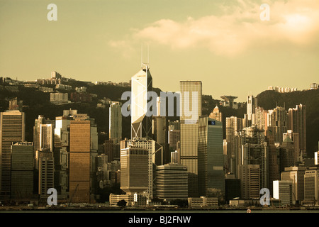 Skyline von Victoria Harbour auf Hong Kong Island von Kowloon, Hong Kong, China, Asien Stockfoto