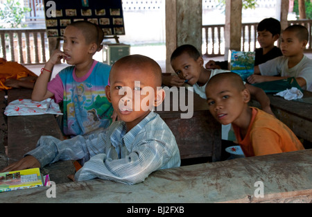 Schülerinnen und Schüler in einem Klassenzimmer in einem Waisenhaus in der Nähe von Siem Reap, Kambodscha Stockfoto